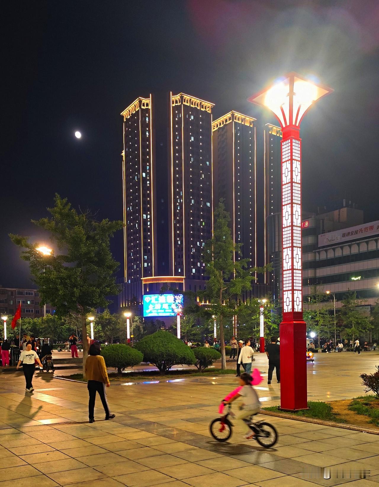 辽南小城普兰店夜色中的烟火气。
大连市普兰店区的城区位于大连市北部，毗邻渤海辽东