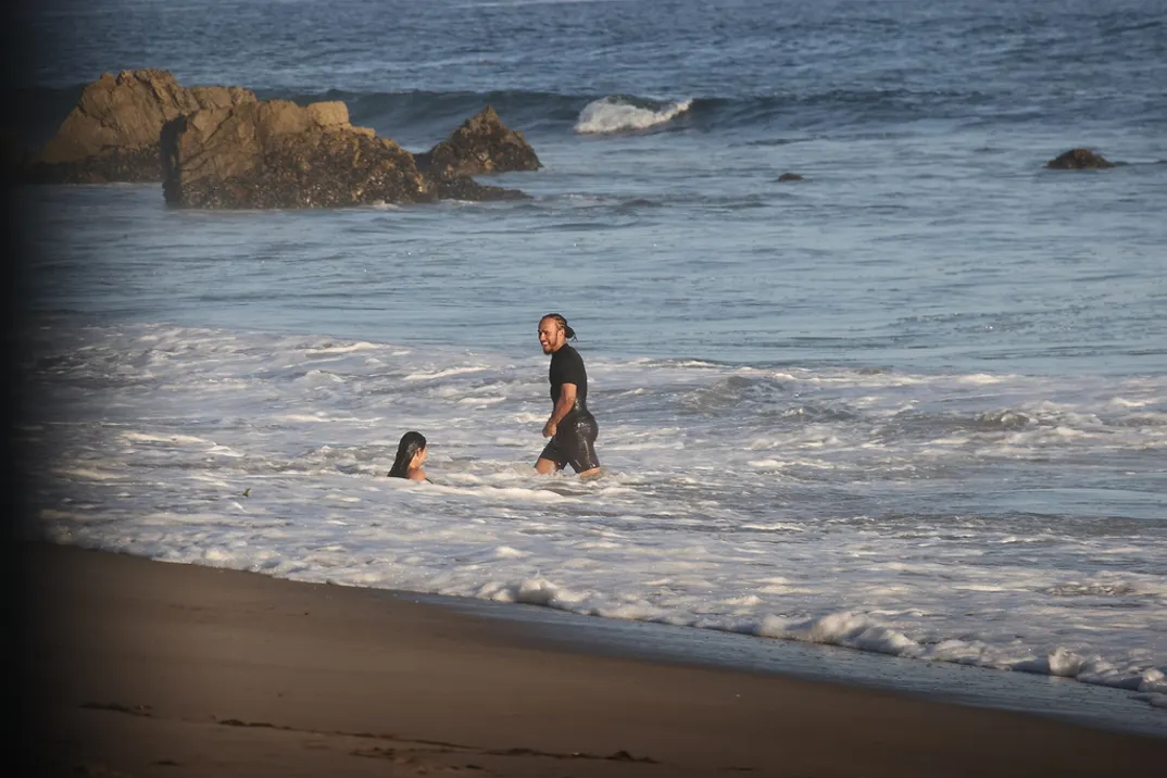 金卡戴珊汉密尔顿海中嬉戏 Kim Kardashian 和 Lewis Hami