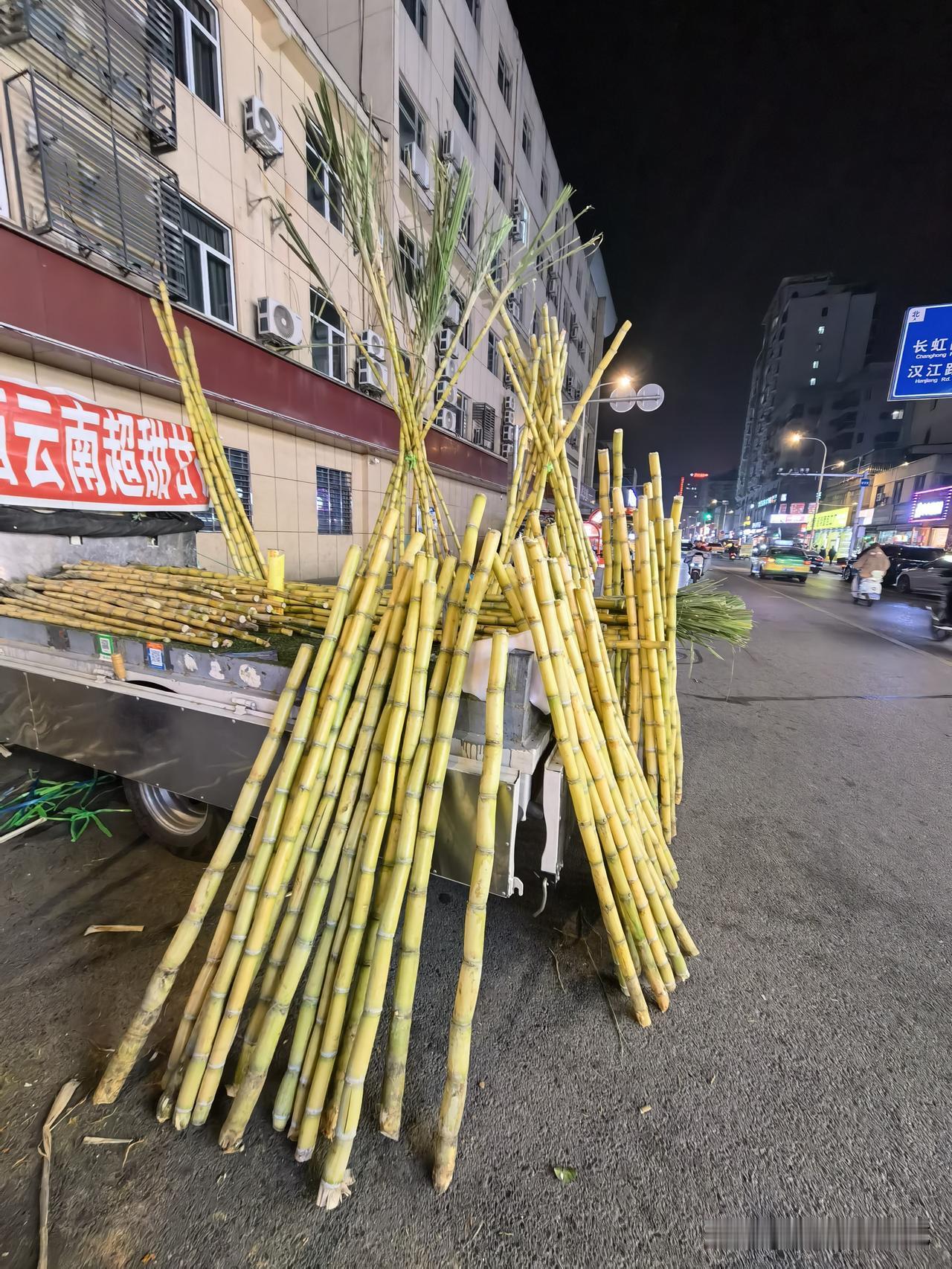 去风华路逛吃的，路过一个甘蔗摊，老板说整条夜市找不到比他更便宜的，3.5一斤，云