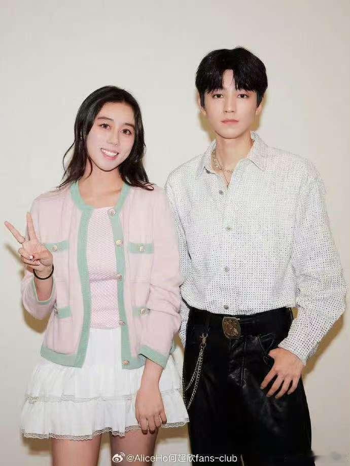 王俊凯何超欣同框合影王俊凯何超欣同框王俊凯何超欣同框，不错不错，[心][心] ​