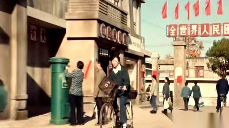 妈呀，一个鸡蛋，就这么“啪”一下，掉地上了。
搁现在，啥也不是。但在1975年，