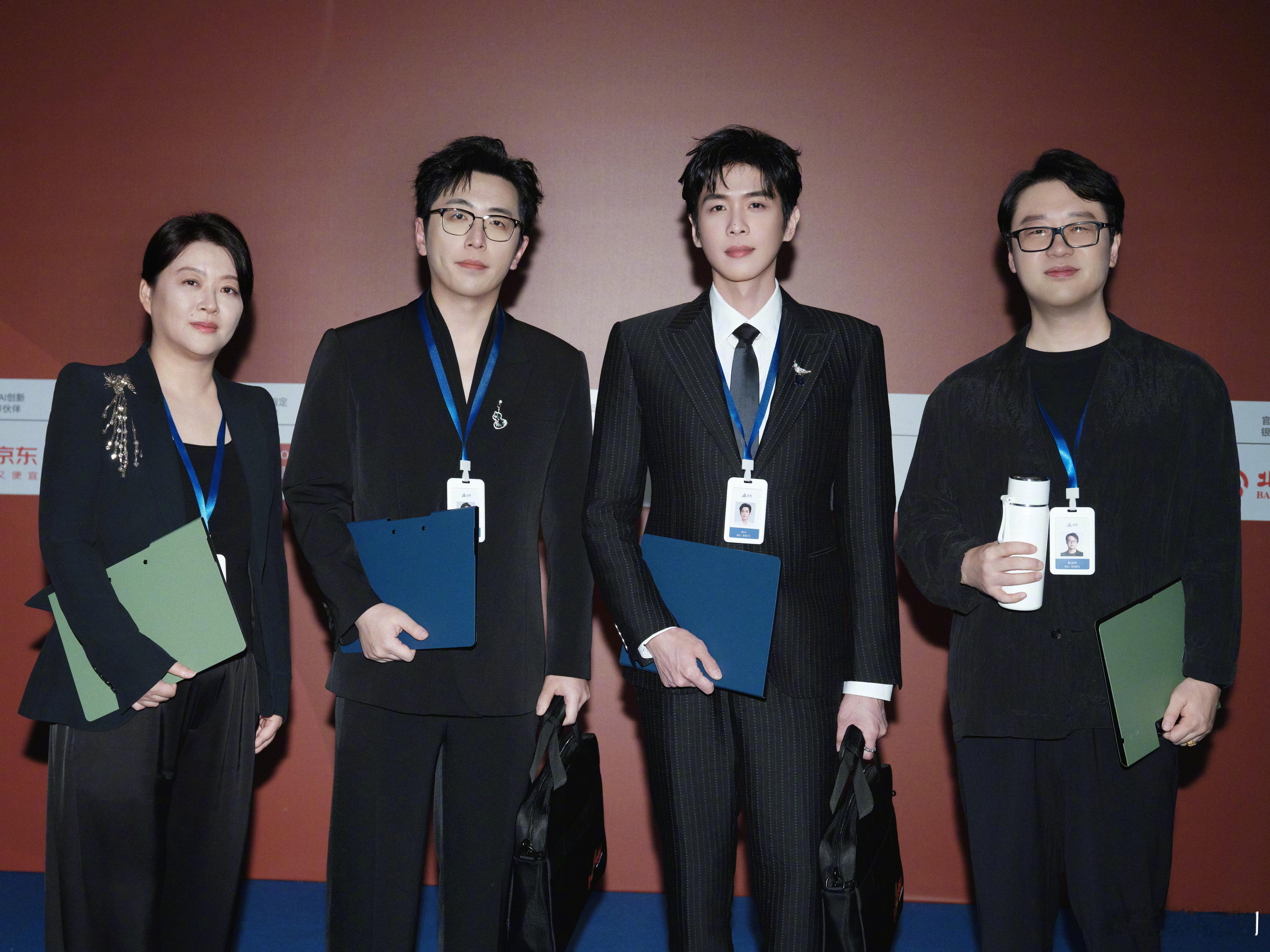 张若昀︱《年会不能停2》︱合影系列20260416主创首次合体亮相北京国际电影节