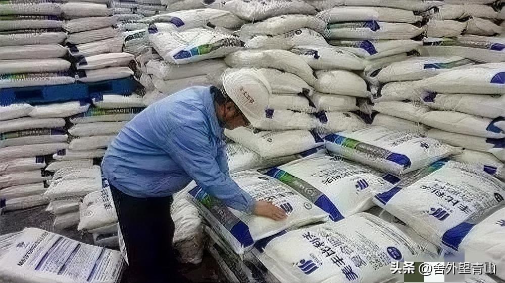 霍尔木兹海峡那边还没消停，谁能想到，咱们西北新疆、宁夏和内蒙的尿素厂却忙得脚不沾