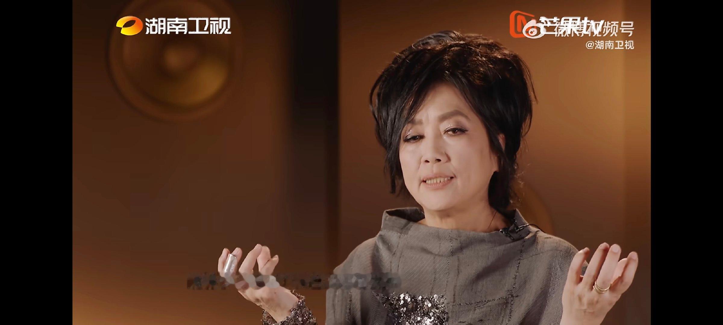 齐豫聊弯弯的月亮选曲意义齐豫70岁E人勇闯歌手舞台歌手直播这次精心编排的两首歌曲