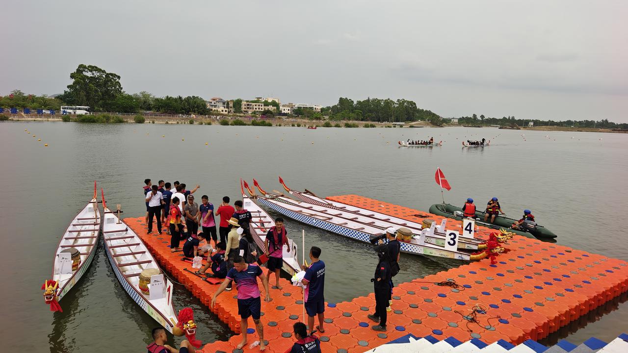 下午吃完饭听到了划龙舟的鼓点，在家里就能看到龙舟队在训练。离家很近，正好过去看看