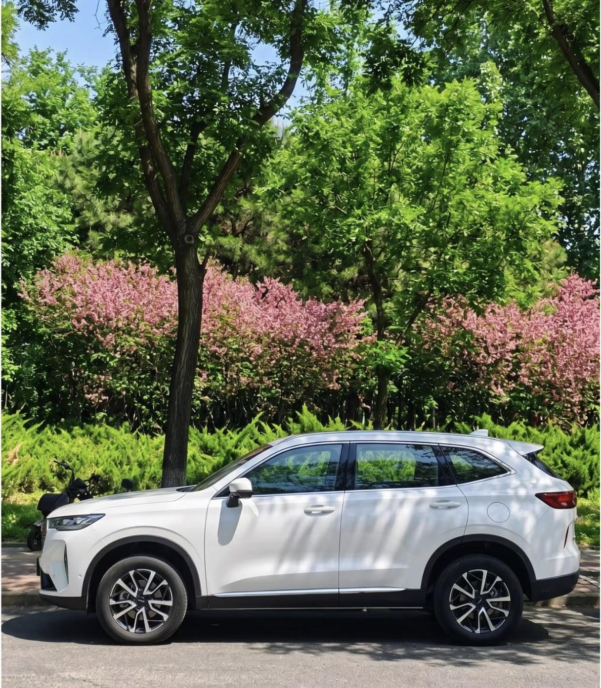 同事借车当婚车，还车时塞了5条烟，7天后我发现车重了66斤，撬开后座我红了眼。 