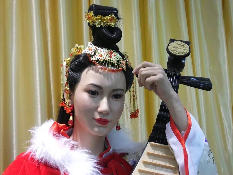 佳人貌美绽芳颜，
风姿绰约赛貂蝉。
白里透红笑甜蜜，
那位富帅可结缘？