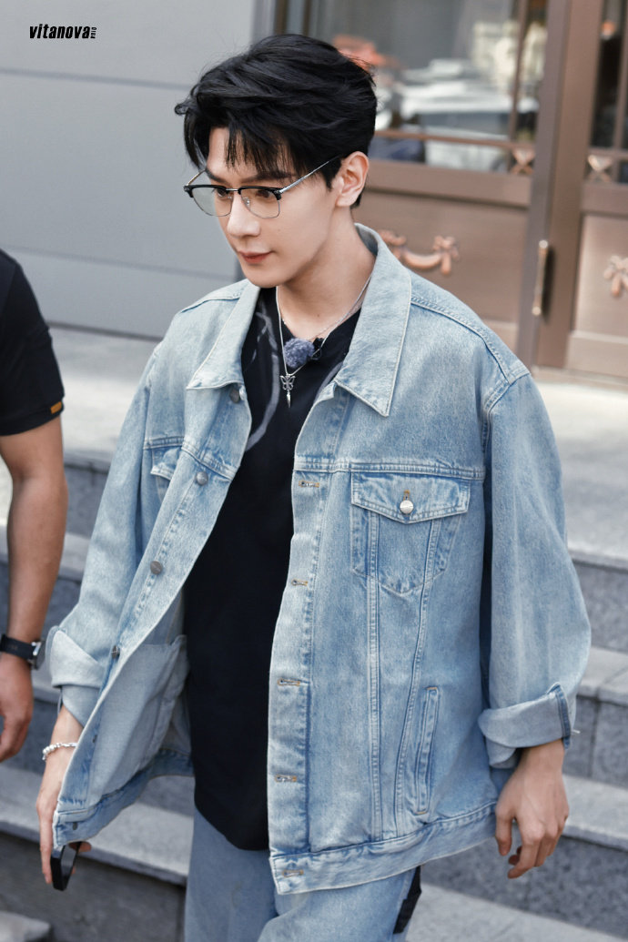 夏之光《#盲盒旅行局# 》录制路透牛仔套装配眼镜造型 好有少年感！帅的很稳定~ 