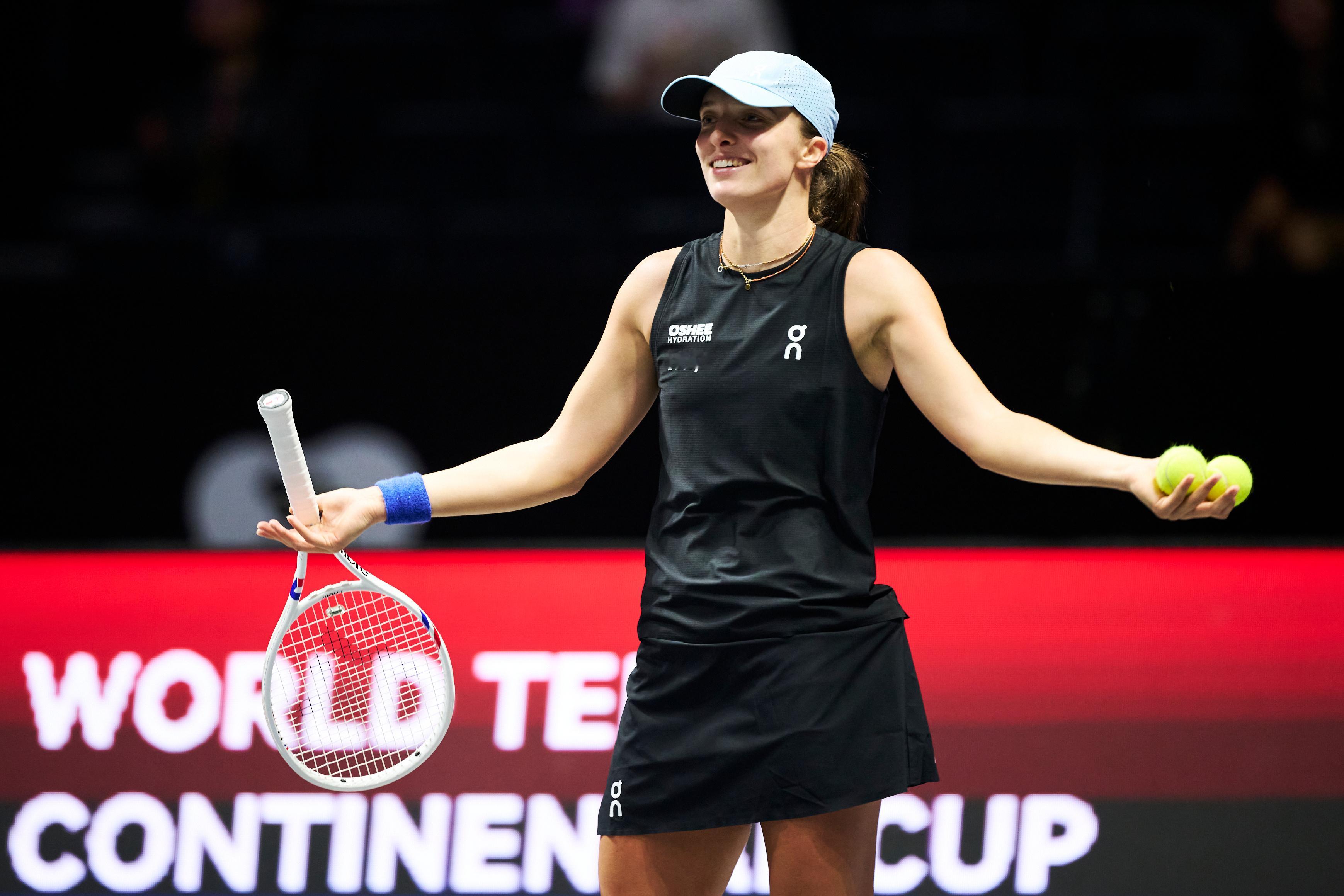 斯瓦泰克在2025 WTCC世界网球洲际对抗赛的风采！成功抓拍到Iga胯下击球！