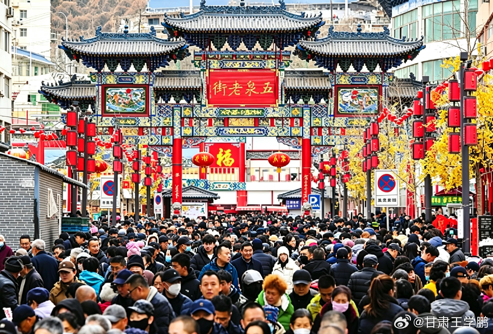 一座菜市场留住兰州人间烟火藏在五泉山下的早市，是兰州独一份的城市烟火。没有刻意营