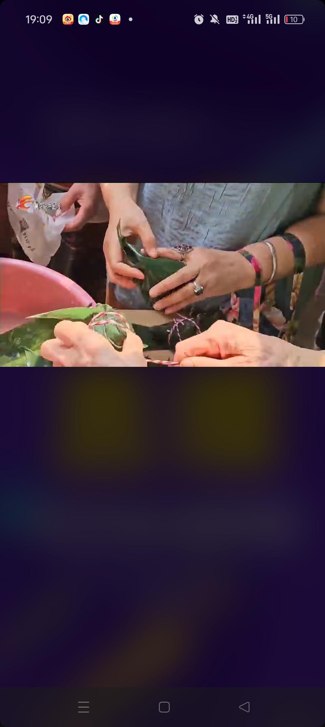 “粽香传情艾香远无微不治暖慧苑”5月29日上午，襄阳融媒体中心《帮女郎进社区》端