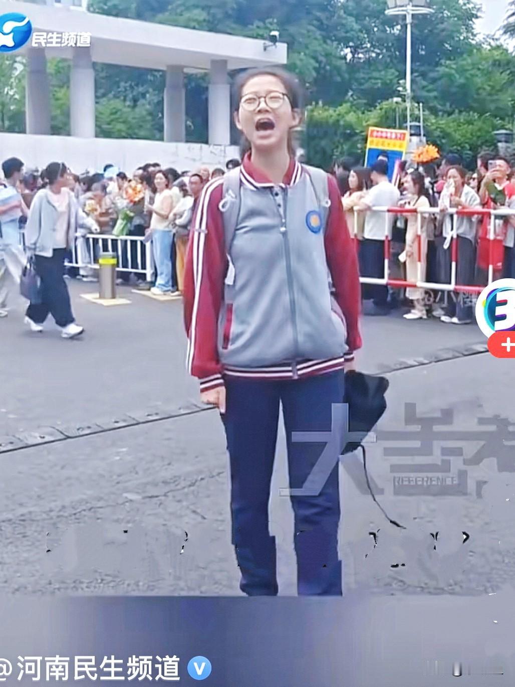 6月17日，江苏泰州中考数学考试结束，考场外挤满了等候的家长，氛围紧张又焦灼，一