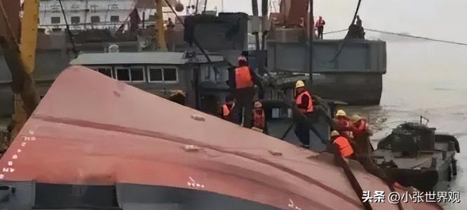 2006年，一艘沉入江底2天的船被捞出，突然，舱内传出微弱的“救命”声，救援人员