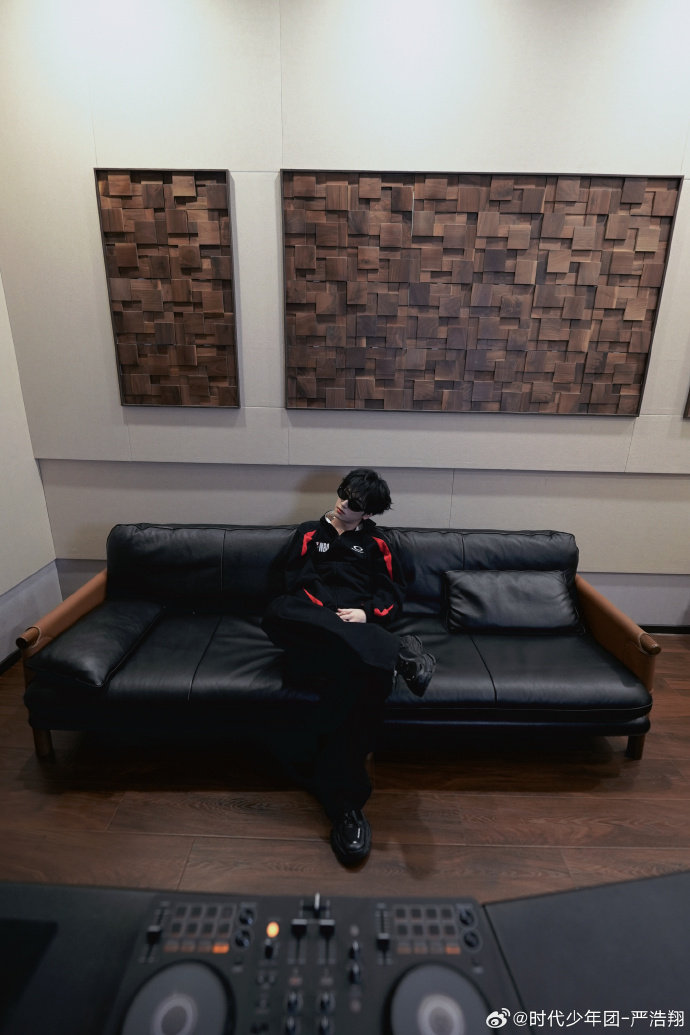 严浩翔民族风路透红衣抹额，苗疆少年氛围感拉满，一眼沦陷✨ 