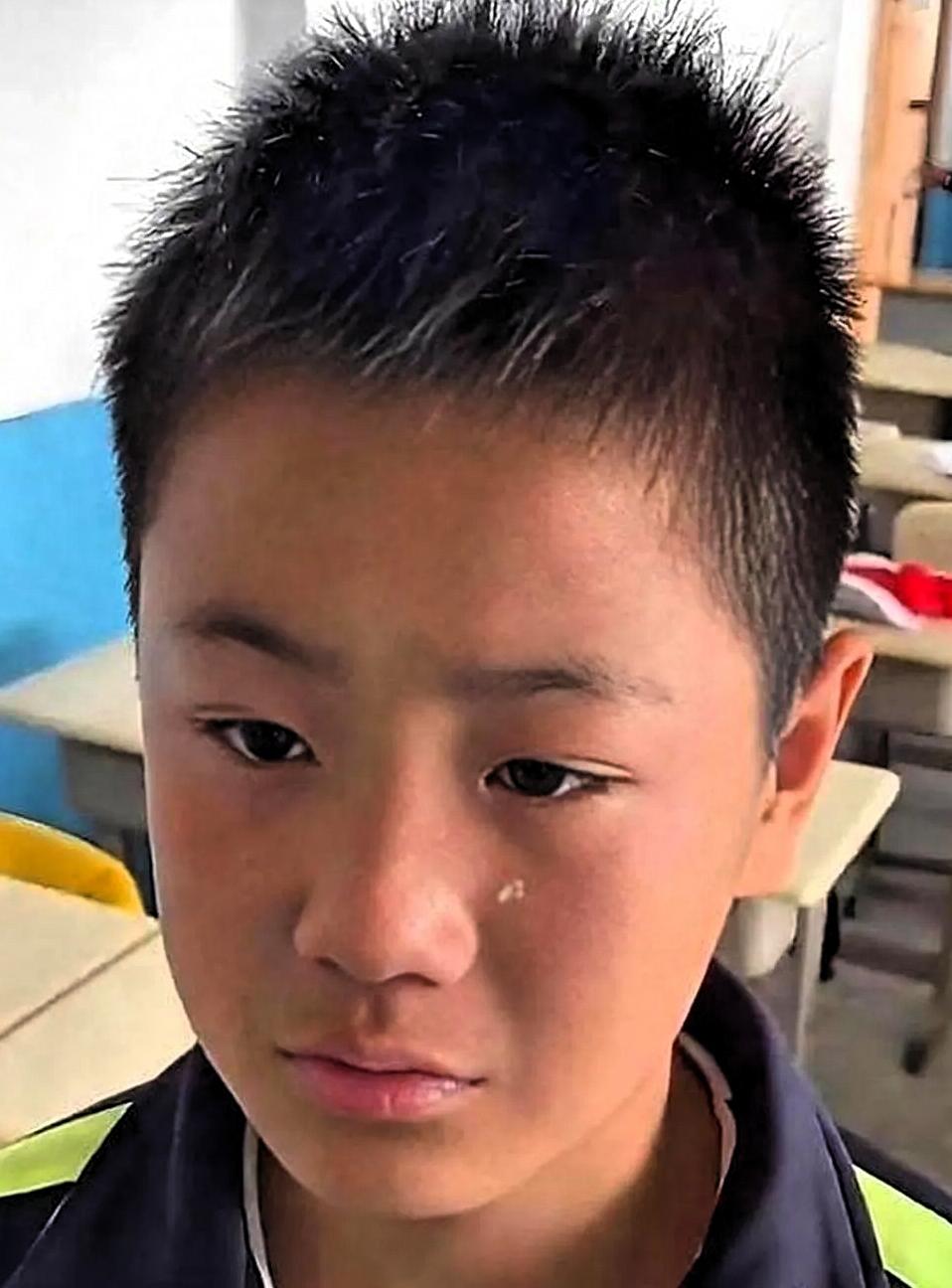 长沙市icon某校班主任把一名不听话的学生叫到办公室，老师先问：“你爸爸是干什么