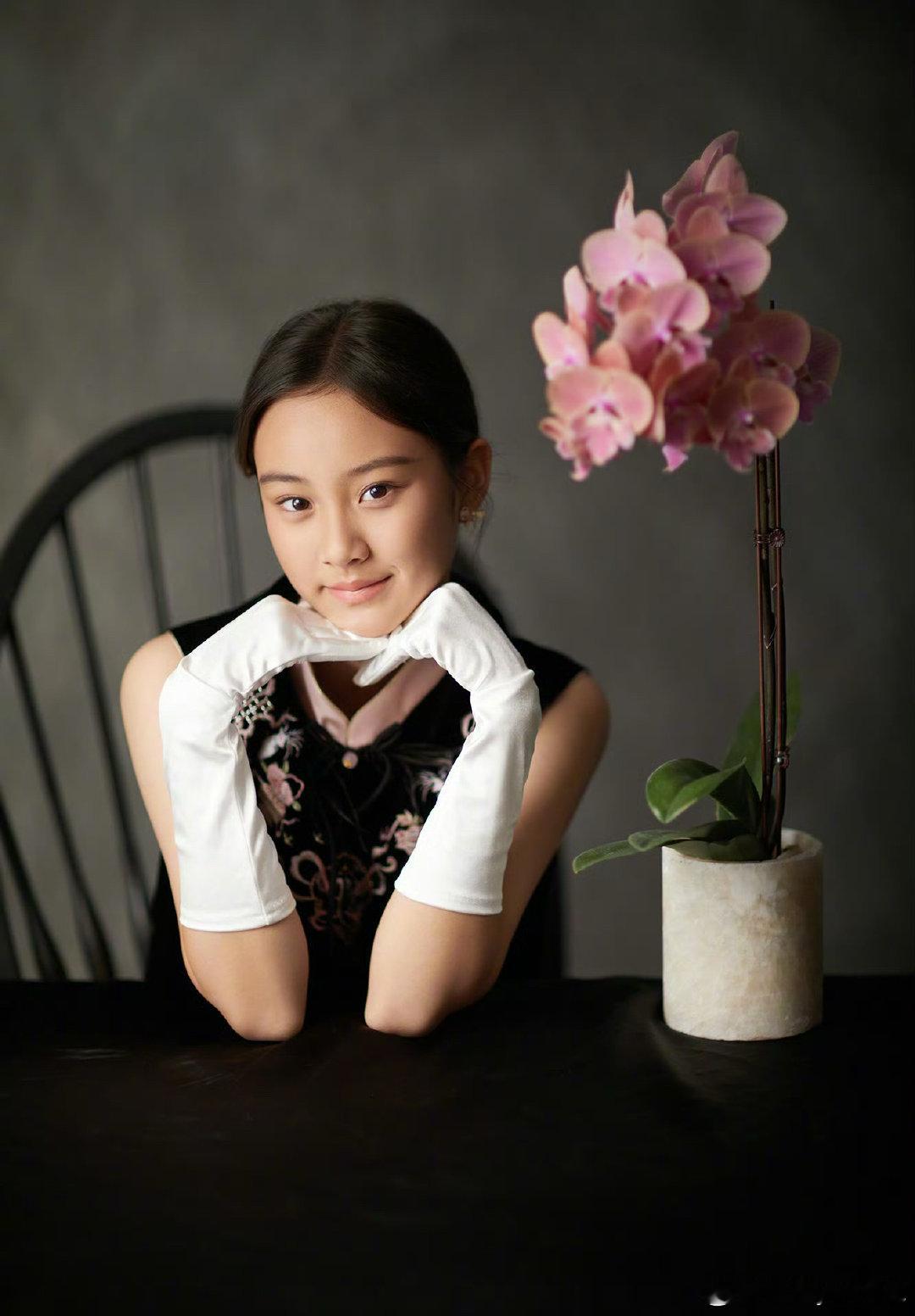 #李小璐甜馨旗袍写真照#李小璐晒和甜馨的一组旗袍写真照，女版的贾乃亮，太像爸爸了