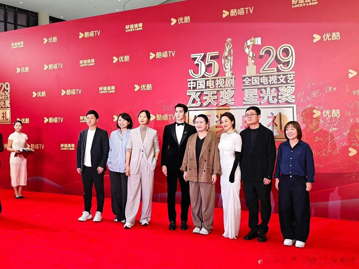 飞天奖红毯于适红毯帅的太突出了，真的是一眼锁定！！！[舔屏][舔屏][舔屏] ​