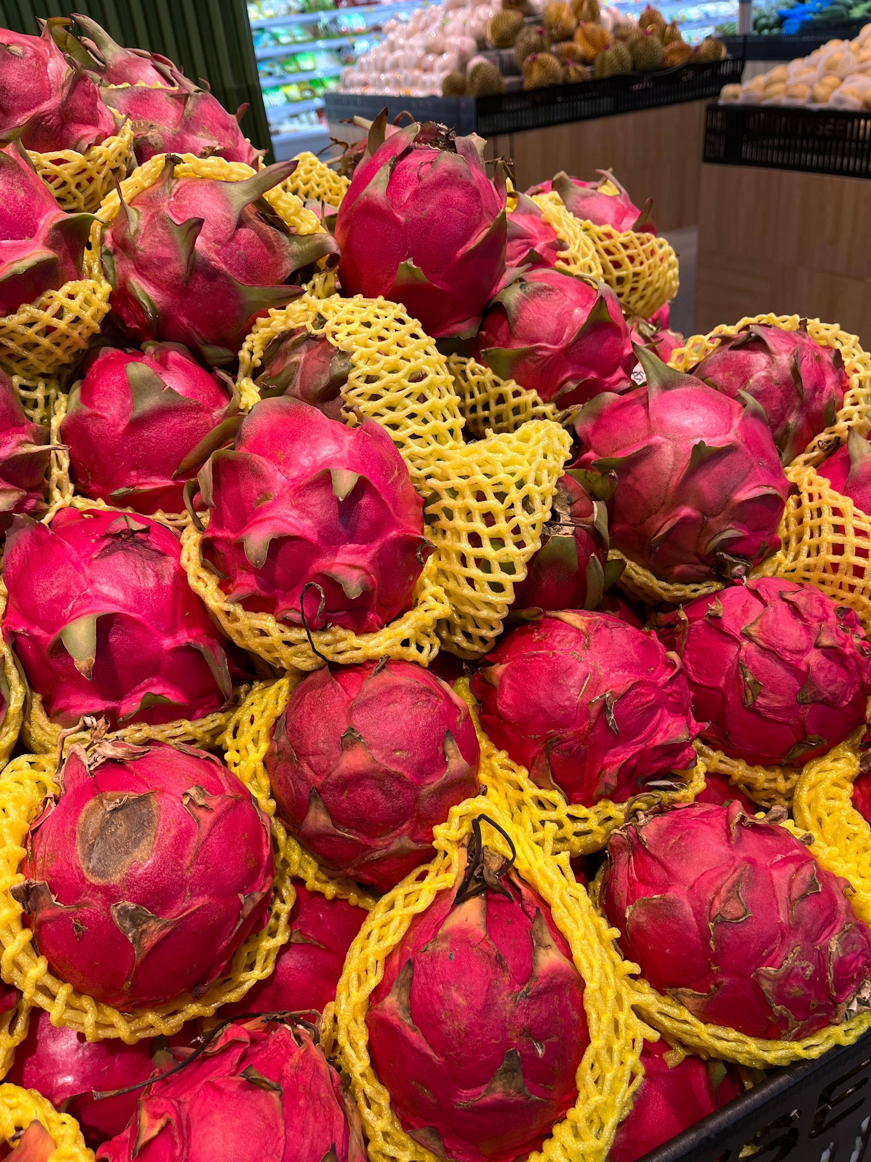 散步完，来超市买水果，柠宝说要吃火龙果，昨晚吃了一个，说好好吃。切记，买白色的火