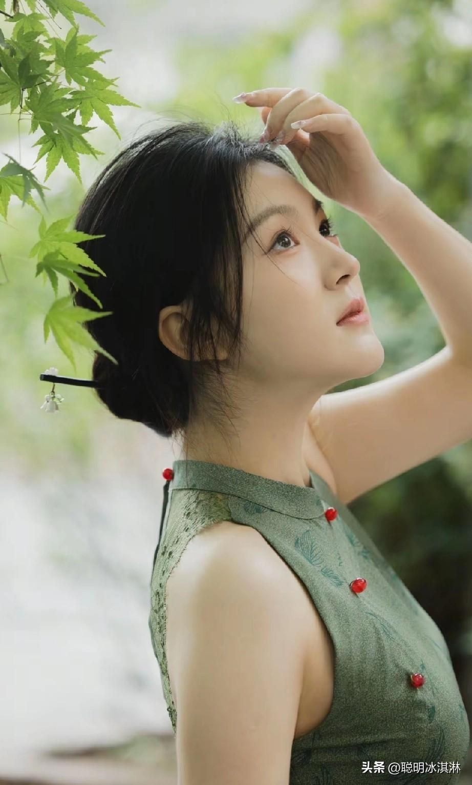 古风少女，青丝挽起，红妆点缀，如诗如画。