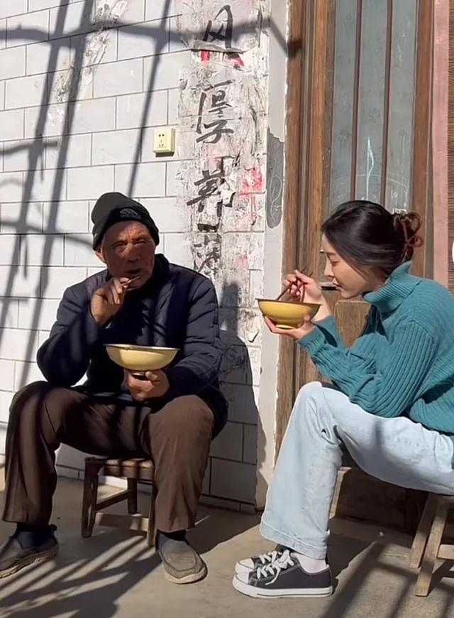 乡村卖菜西施李福贵通过网络走红，收获众多粉丝，她的视频展现乡村朴实善良的一面，治