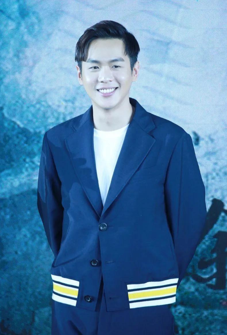 图一图二，分别是张若昀参加电视剧《庆余年》和《庆余年二》宣传活动时照片，这样一对