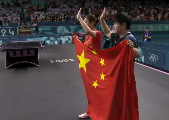 一人一枚金牌！
陈梦和孙颖莎都一路进入决赛，展开了冠军的争夺，陈梦作为卫冕冠军，