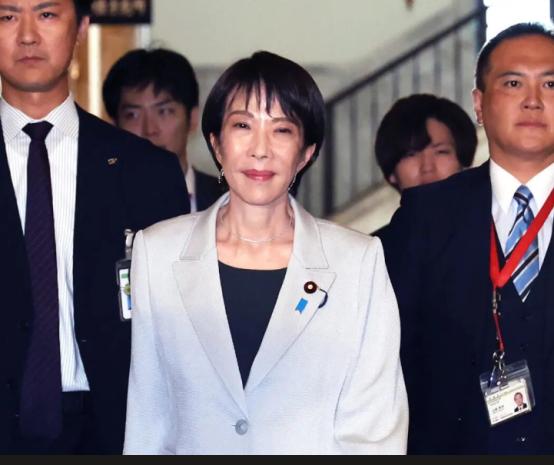 一边供奉着甲级战犯，一边疯狂扩充军备，这和二战前的日本军国主义怎么看怎么像。那么