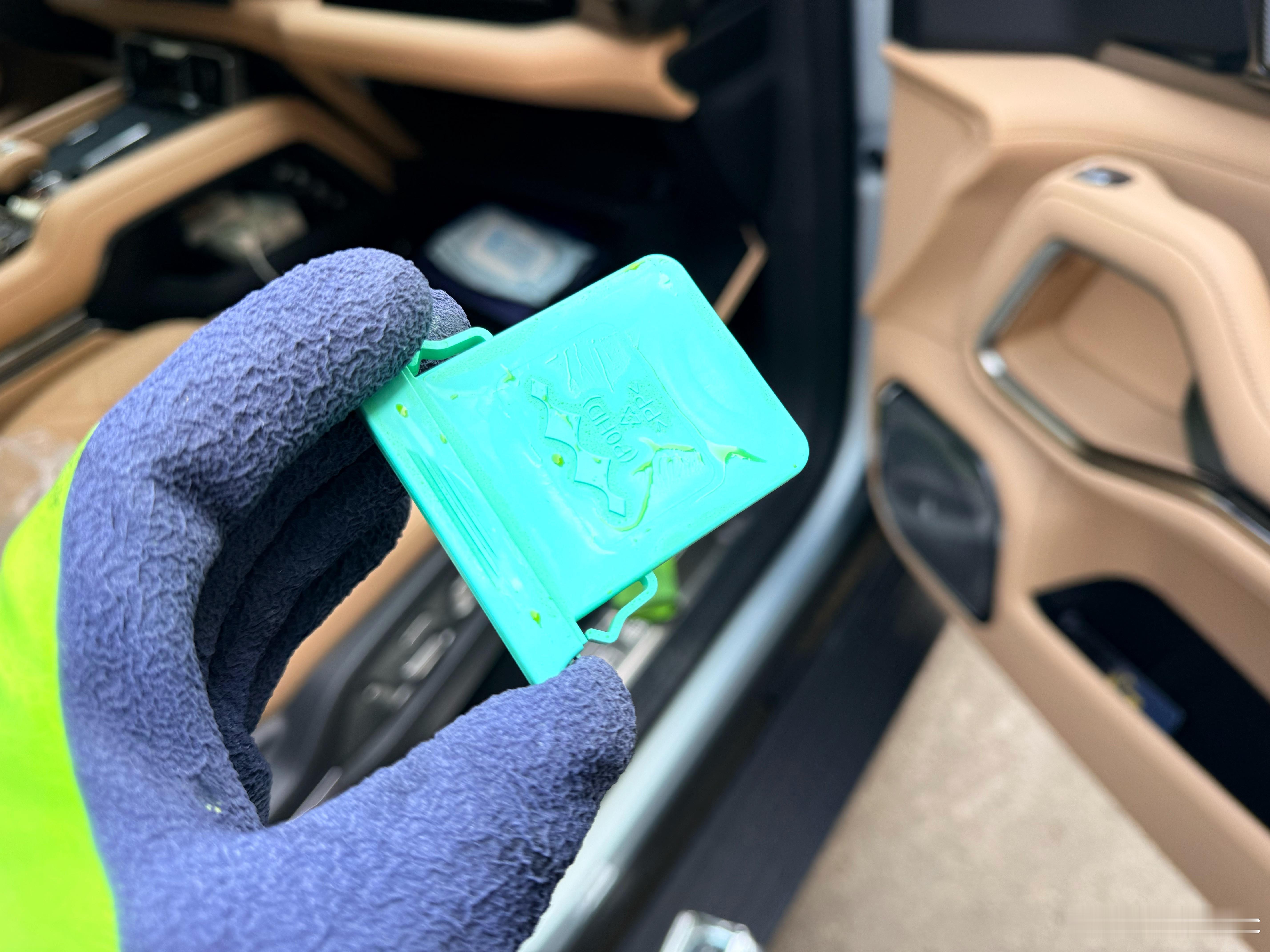 豹8保养的时候忘记换空调滤芯，自己换的时候发现提车当时给了个抑菌模块（当时忘记安