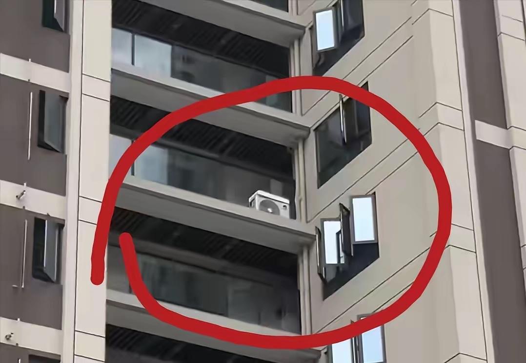 福建福州，一男子下班后回家，突然发现自家的窗户前，竟然多了一台空调外机！仔细一研