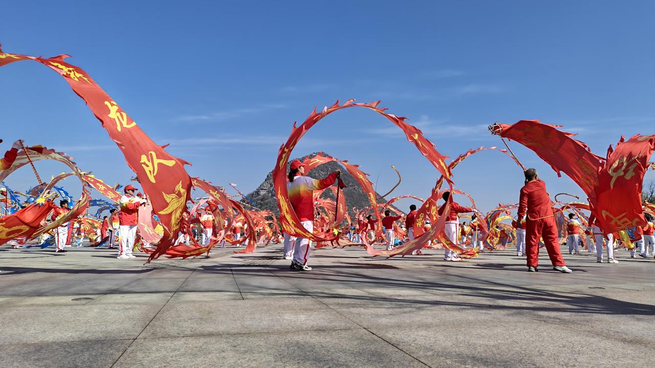明天，二月二。在济南华山上演一场500人的健身舞龙表演秀！今又二月 
健身龙（也