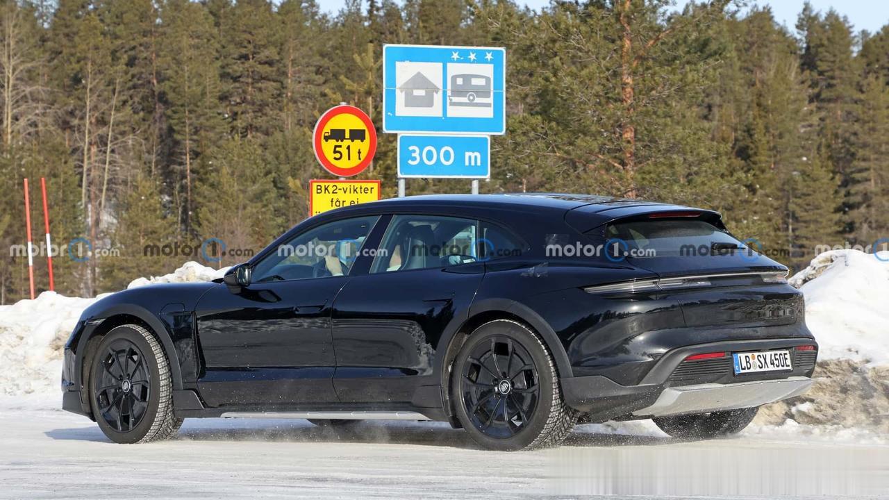 新款保时捷Taycan谍照曝光，前大灯和保险杠造型小幅度升级，车尾也将获得改变。