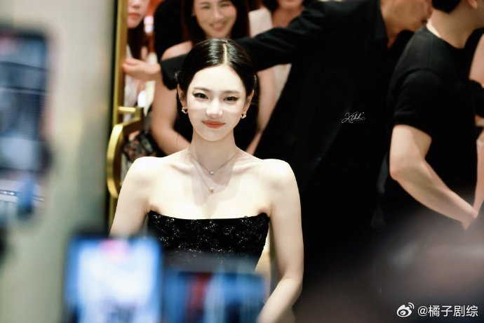 宁艺卓宝格丽线下状态宁艺卓和宝格丽好适配线下走动自带光芒，珠宝在她身上更有灵魂 