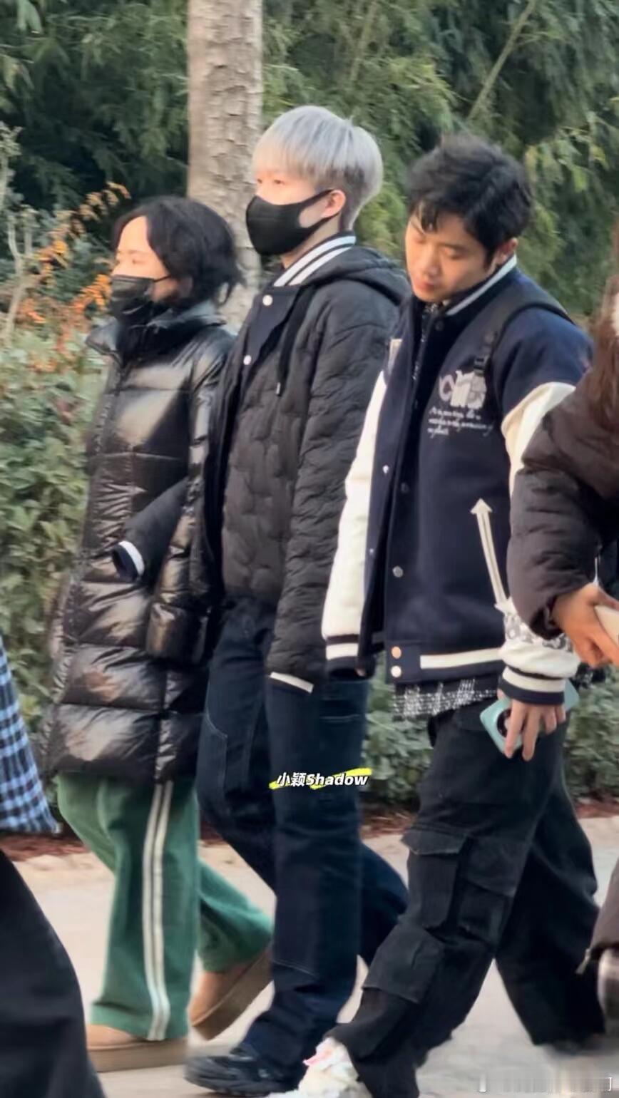 挽着妈妈手，自己带保温杯的乖耶耶[兔子][兔子] 