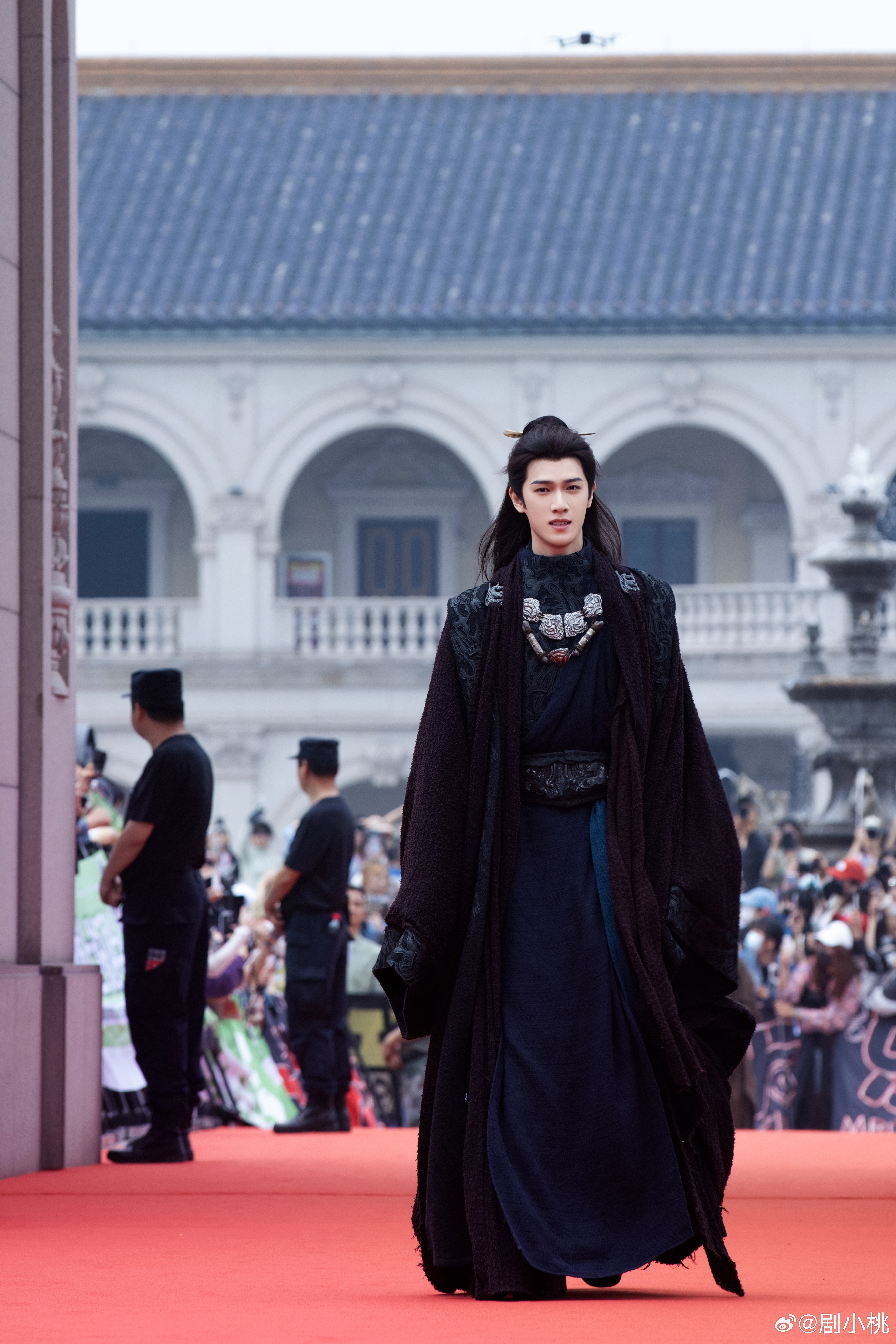 李昀锐打戏给到夯冰湖重生 谁懂啊！看他从冰湖里爬出来那段打戏，湿发贴在额角，眼神