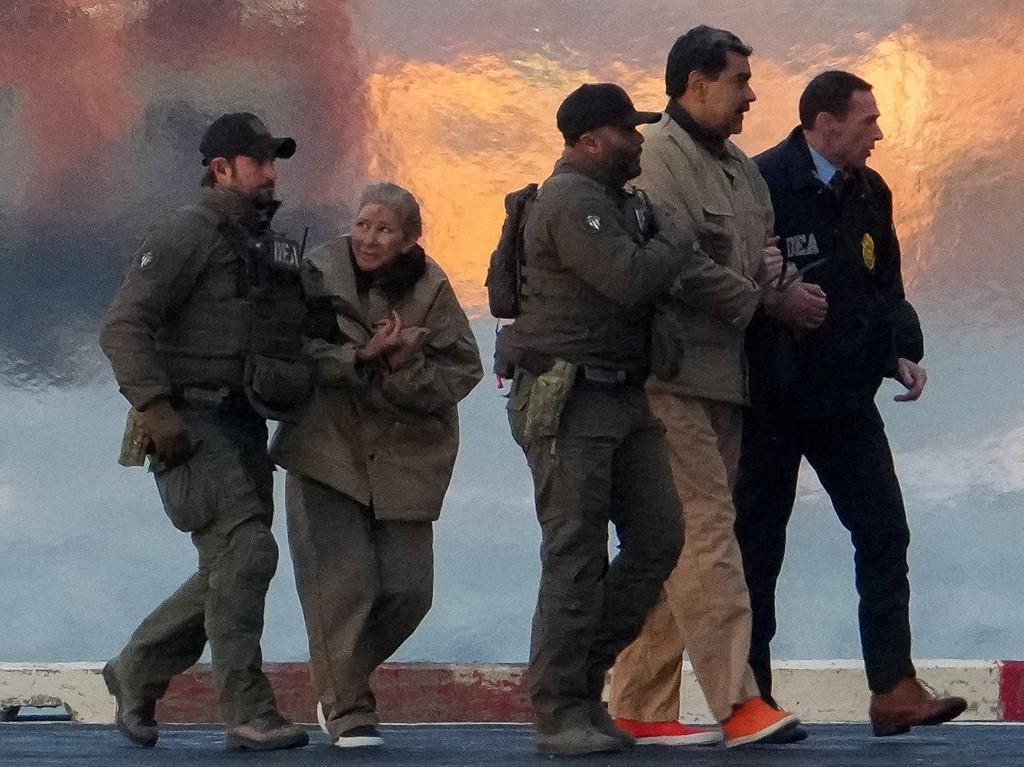 这张图看着好可怜，两个六十多岁的老人被几名彪形大汉架着，从一个地方转移到另外一个