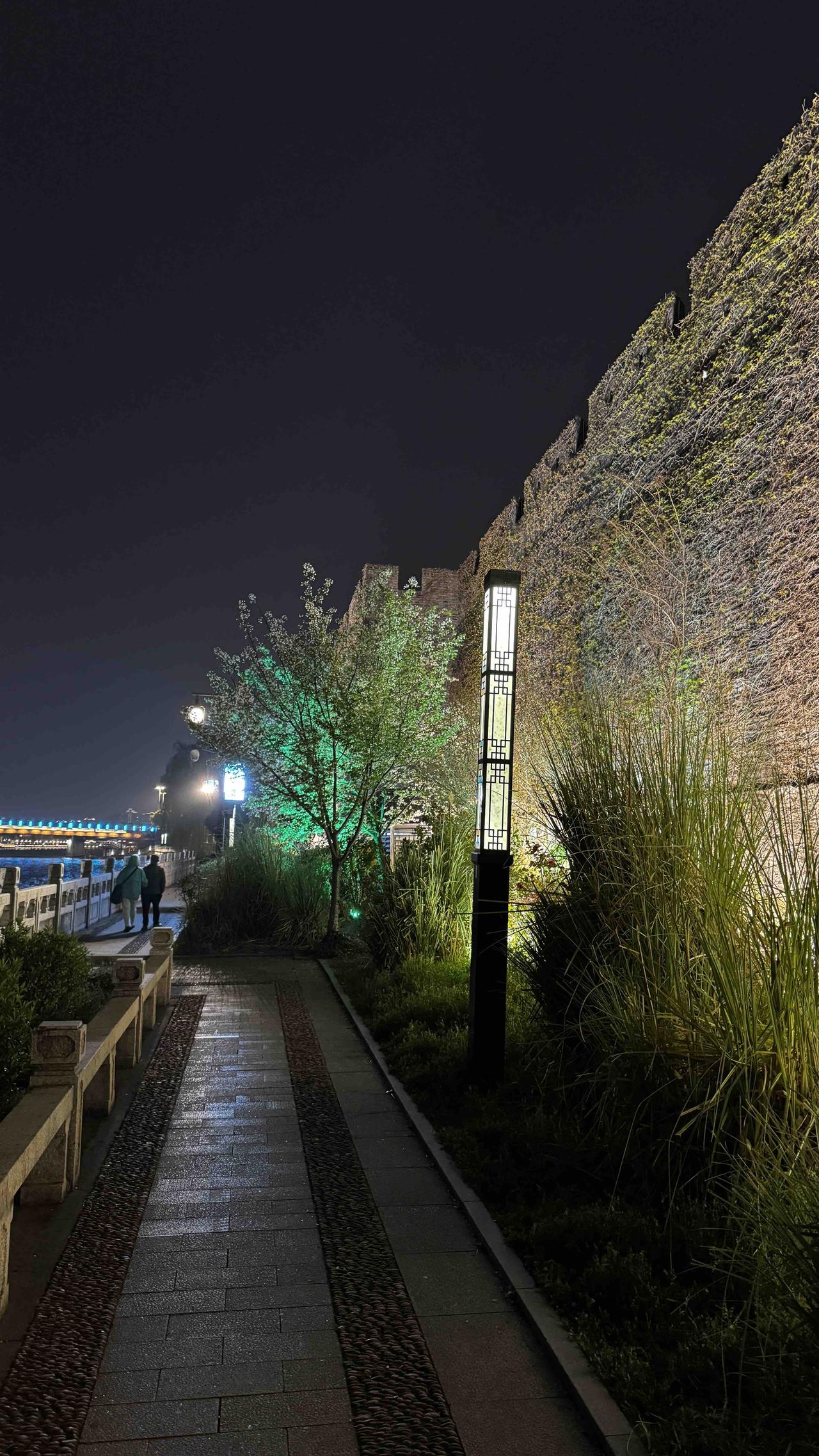 分享一张在路上的风景今晚散步沿着环城步道闲逛，环城步道的右侧是相门城墙，左侧是扩