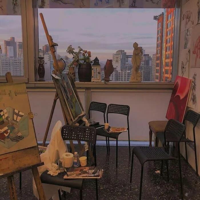 这个城市没有草长莺飞的传说，它永远活在现实里面，快速的鼓点，匆忙的身影，麻木的眼