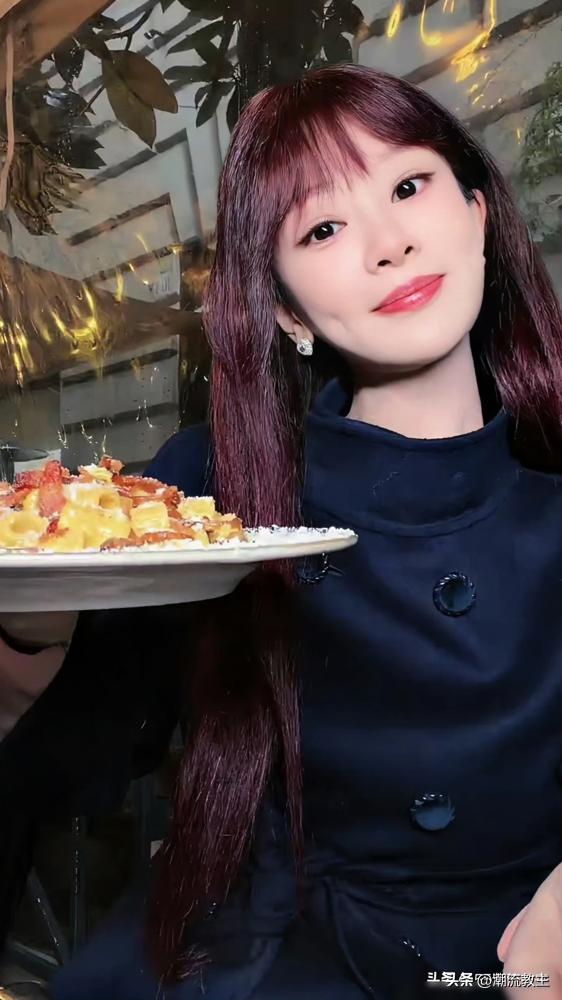 都以为杨紫去罗马是享福，结果48小时连轴转，吃饭的功夫还得抽空跟粉丝聊上几句。