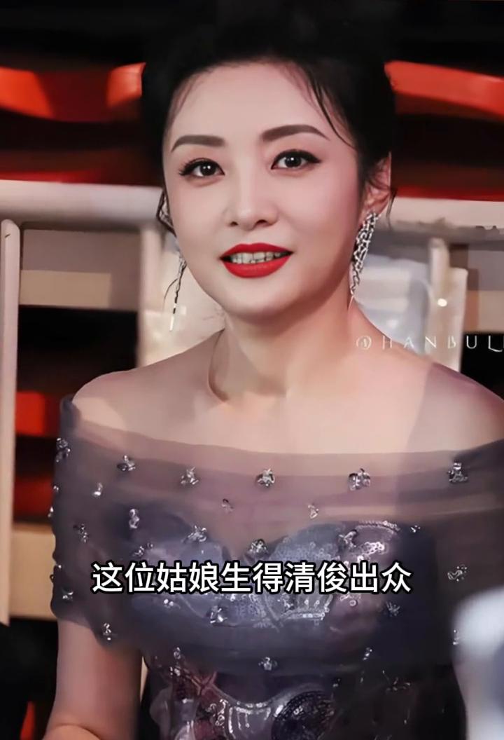 这位姑娘生的清俊出众，双双目明彻寒光，顾盼之间尽显灵动。五官线条利落分明，高挺鼻