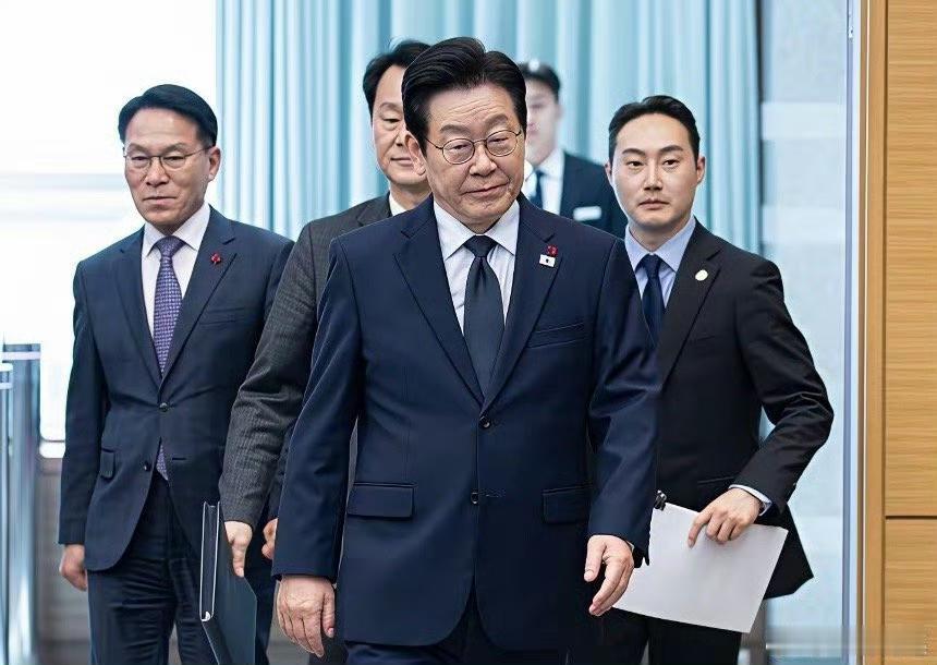 李在明带着三星、现代这帮财团大佬访华那几天，韩国右翼骂得可凶了。一口一个对中国献