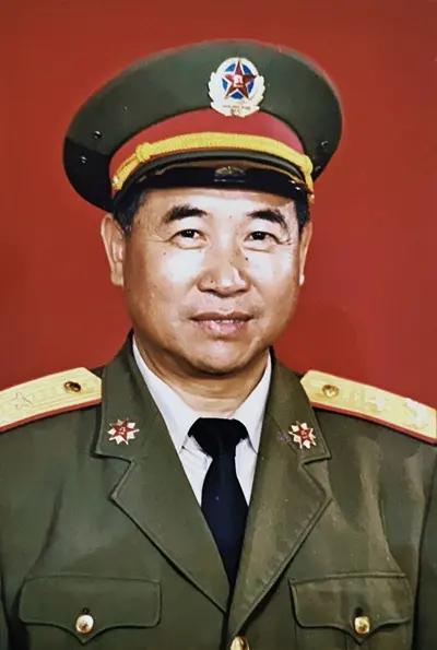 贾启玉（1929年12月—2025年12月20日），山西省曲沃县人，1946年入