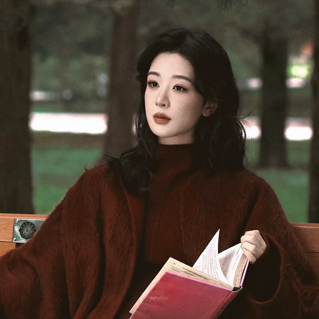 杨紫 💜 紫意流转，新章落笔✨恭喜杨紫登上时尚COSMO九月刊！历经沉淀，在镜