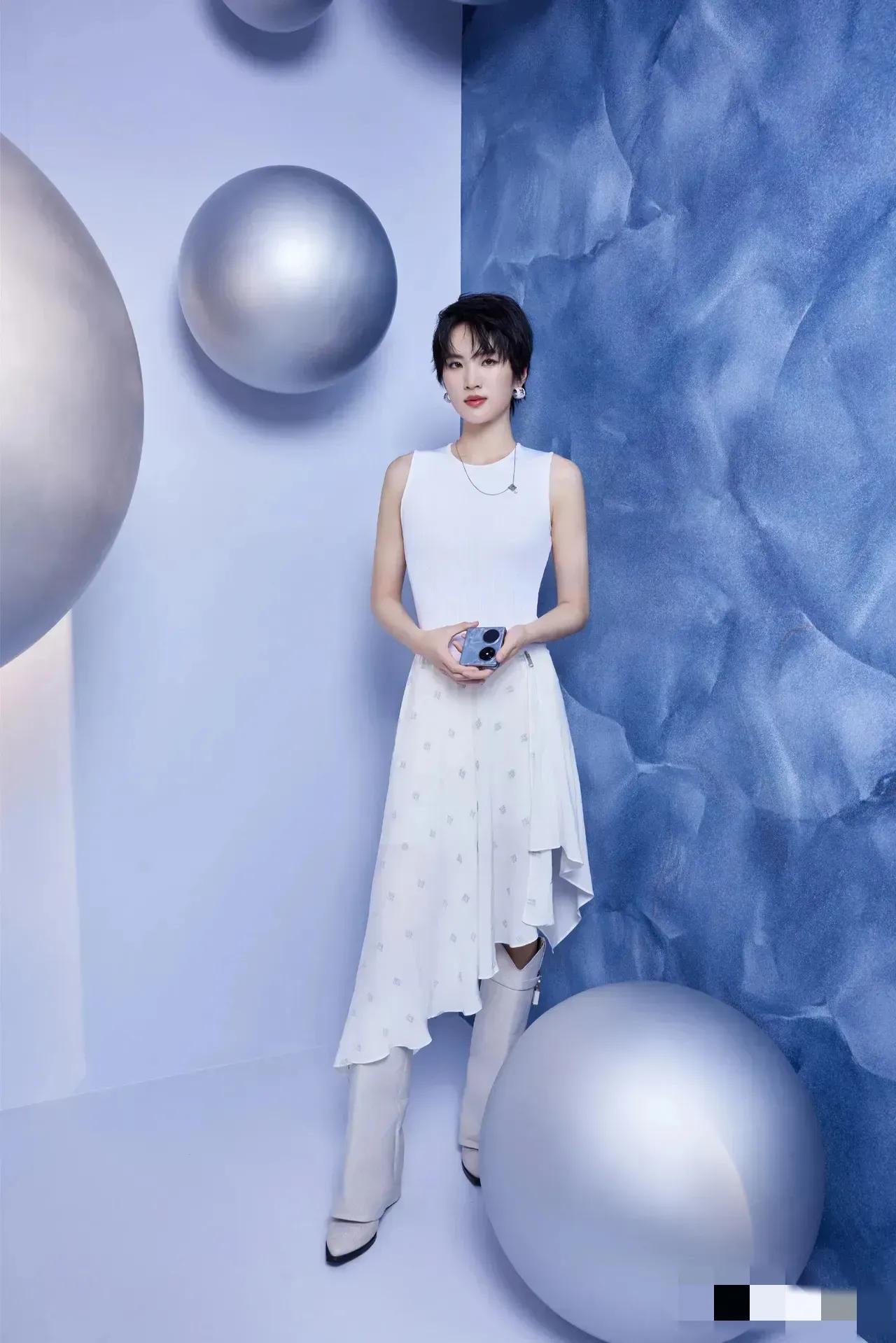 姚二姐沾了下她老爸的光，代言华为产品。看这图片，修图师费了不少劲……，把二姐修得