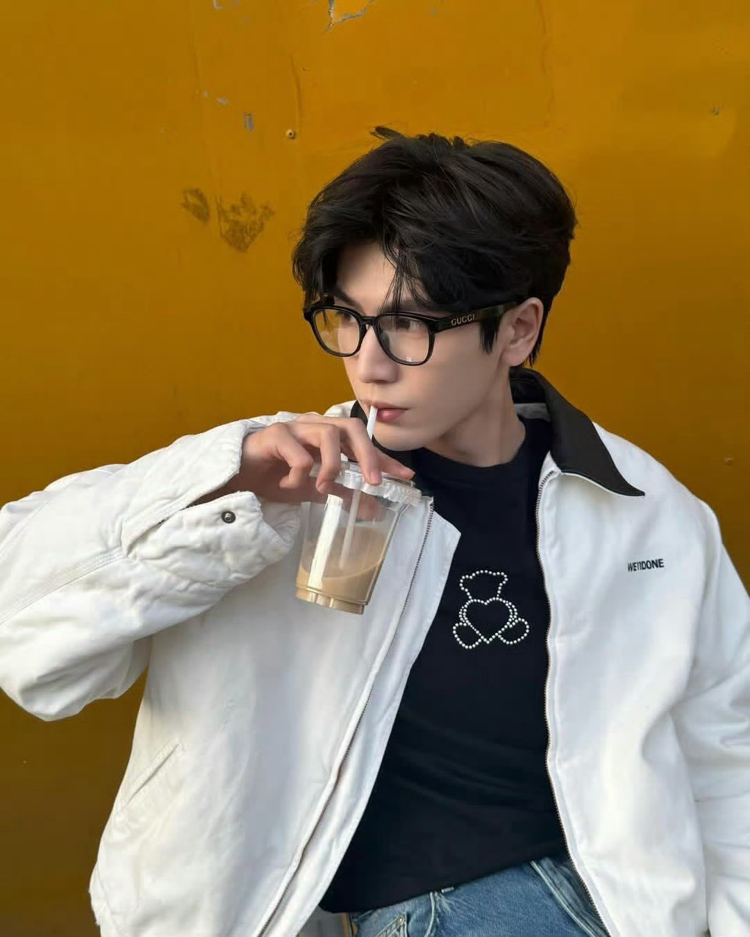 谁懂张凌赫认真喝奶茶的萌感喝奶茶的张凌赫反差感好萌  黑衣造型杀我，低头喝奶茶又