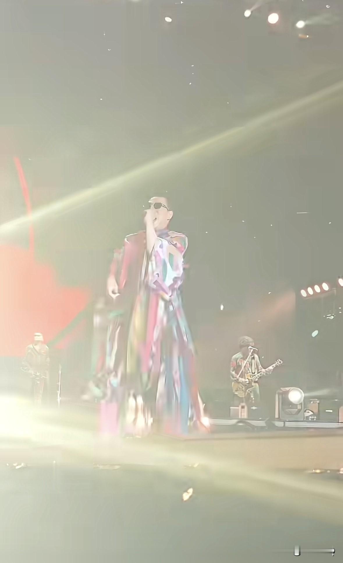 梁龙又搞事情了，这次穿了一身经幡在身上，混着着唢呐声，真的好像在做法事。二手玫瑰