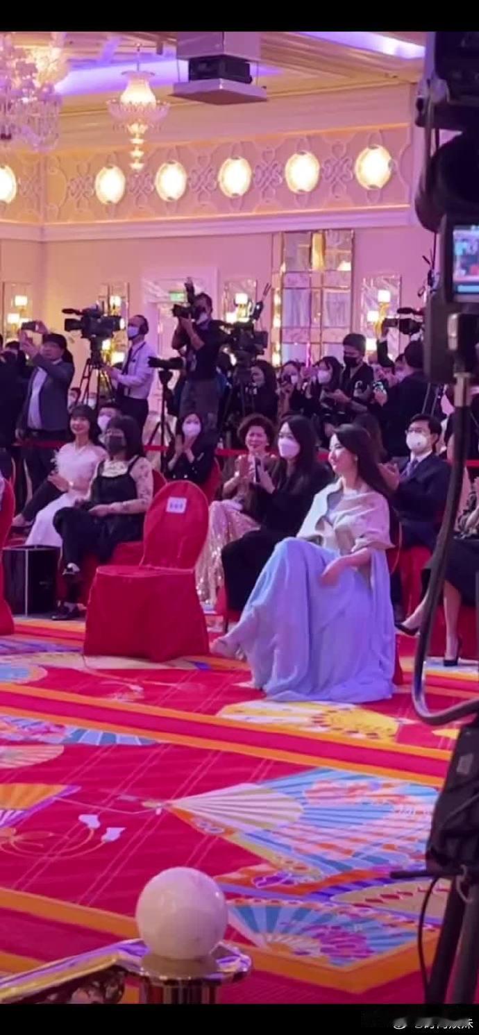 刘亦菲她是第一个敢在镜头前扯胸前衣服的，小仙女姐姐就是不一样 