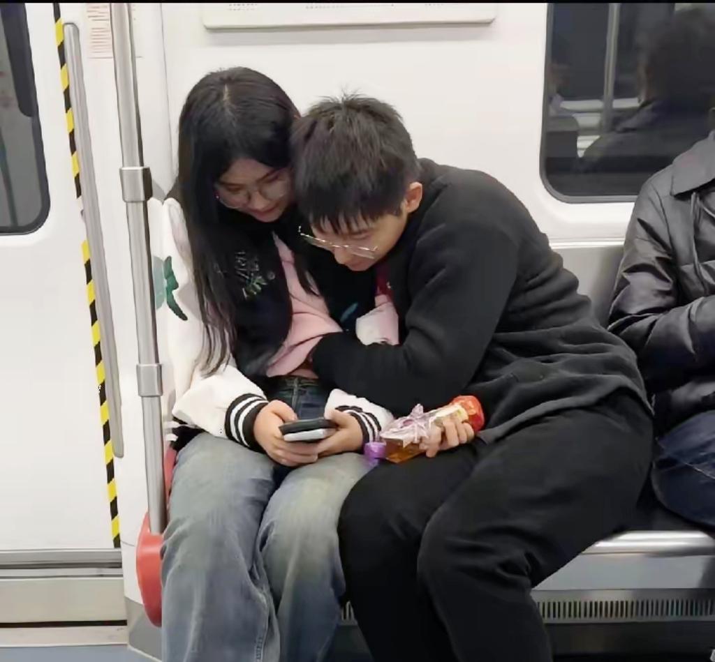 在地铁上，这男的也太着急了吧！[笑哭][笑哭][笑哭][笑哭][笑哭]
