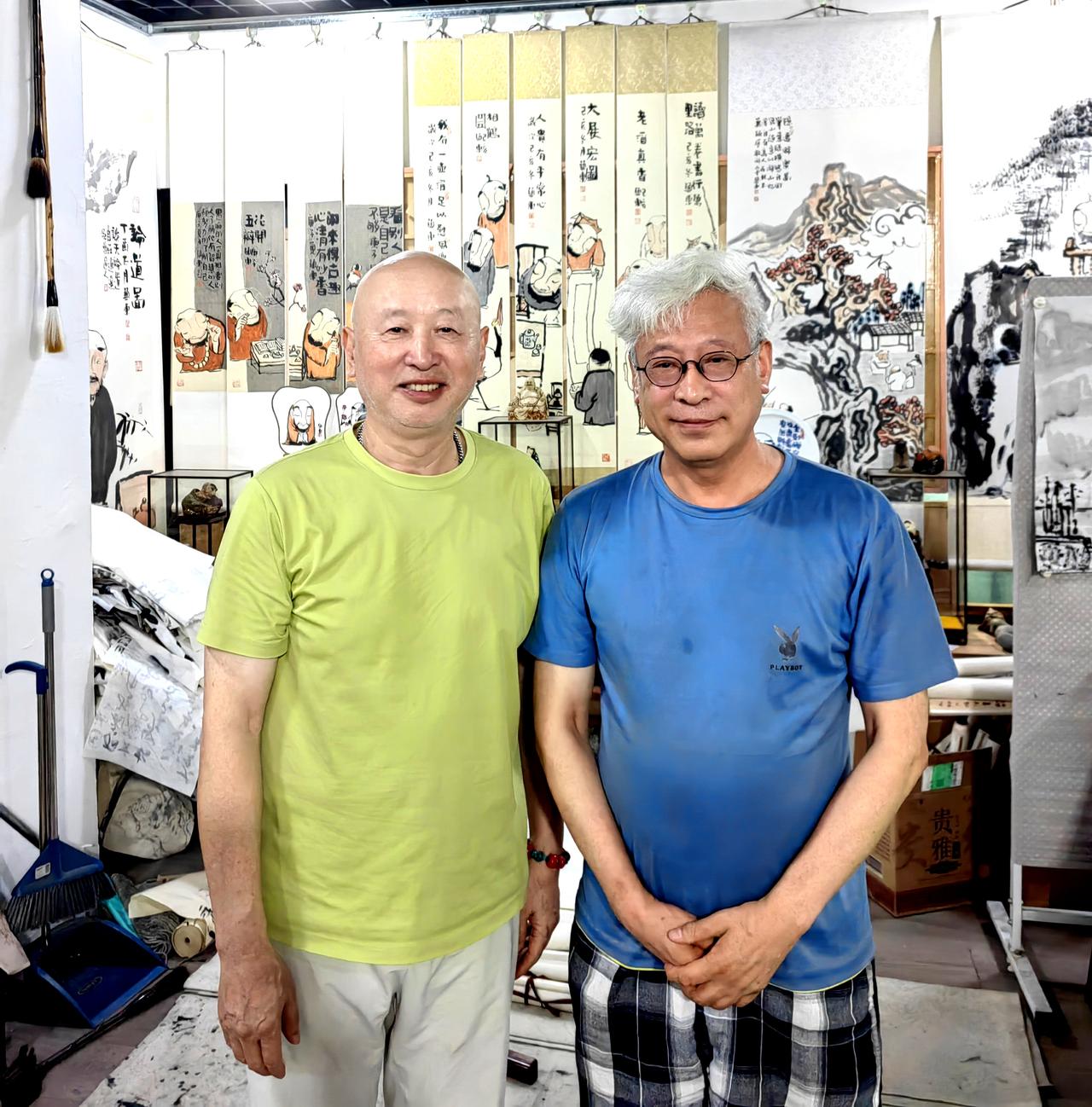 参观青岛著名画家刘艺东老师的画室，收获颇丰。图二为刘艺东老师给一怪画的漫像。说来