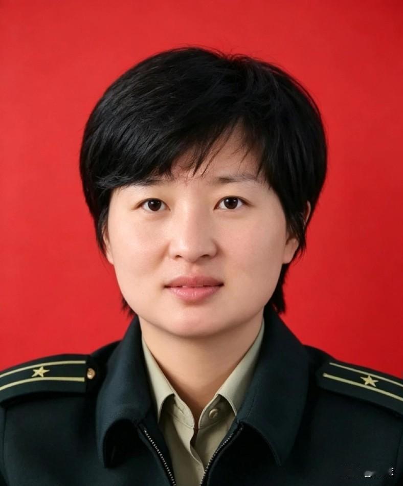 谁能想到，外表温婉的湖南姑娘，竟是火箭军巾帼少校！
 
1987年出生的彭婉琴，