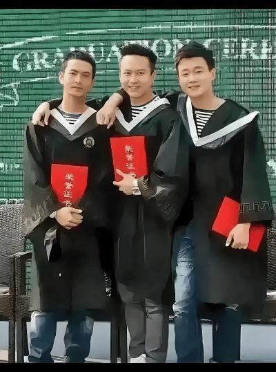 这张照片里，黄晓明身边站的是邓超和佟大为！
 
2012年10月11日，北京一场